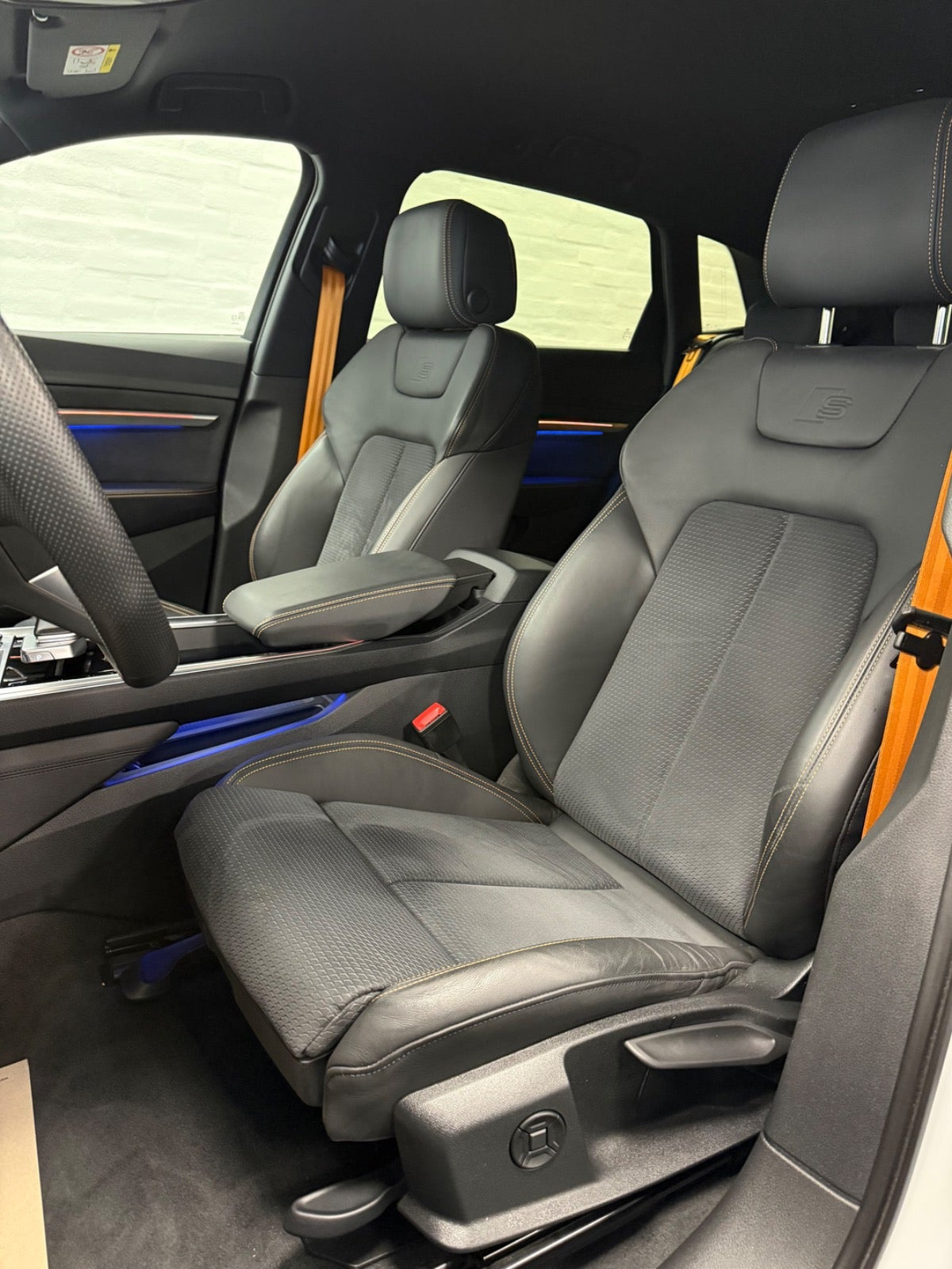 Hvid Audi e-tron fra 2023