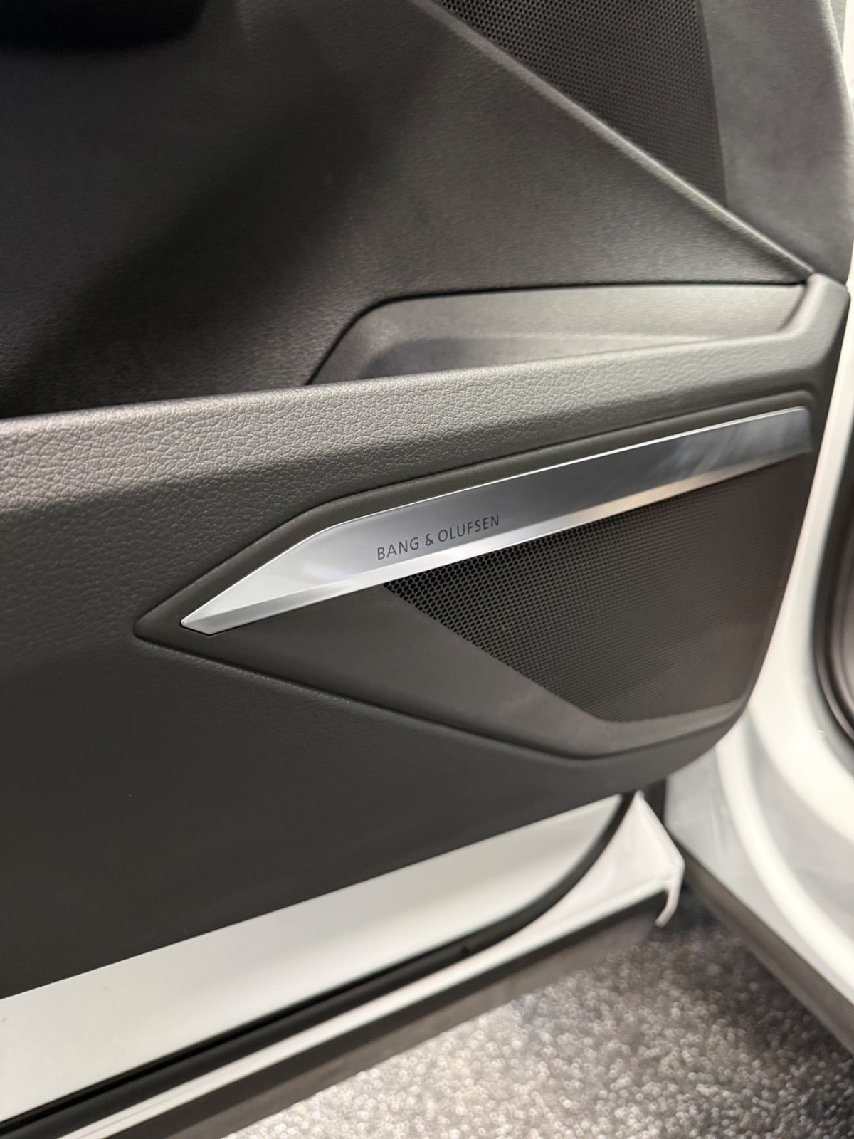 Hvid Audi e-tron fra 2023