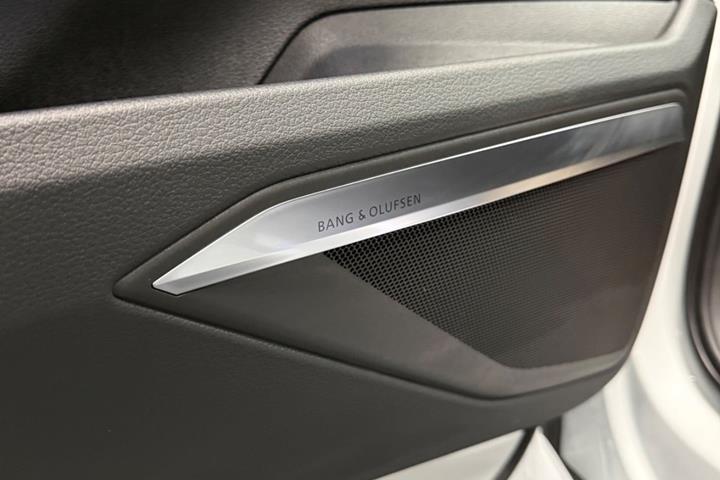 Hvid Audi e-tron fra 2023