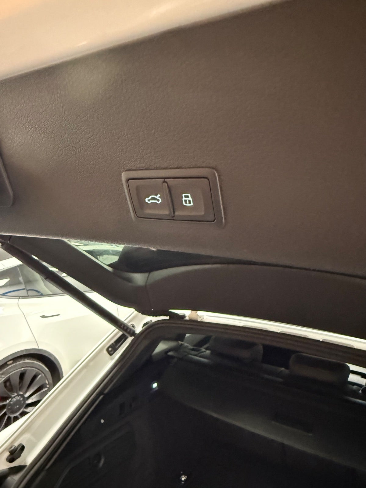 Hvid Audi e-tron fra 2023