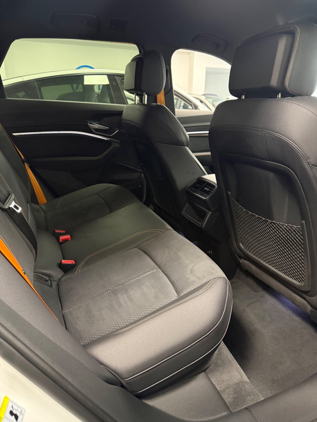 Hvid Audi e-tron fra 2023