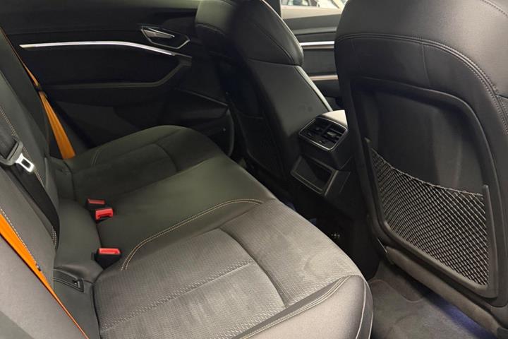 Hvid Audi e-tron fra 2023