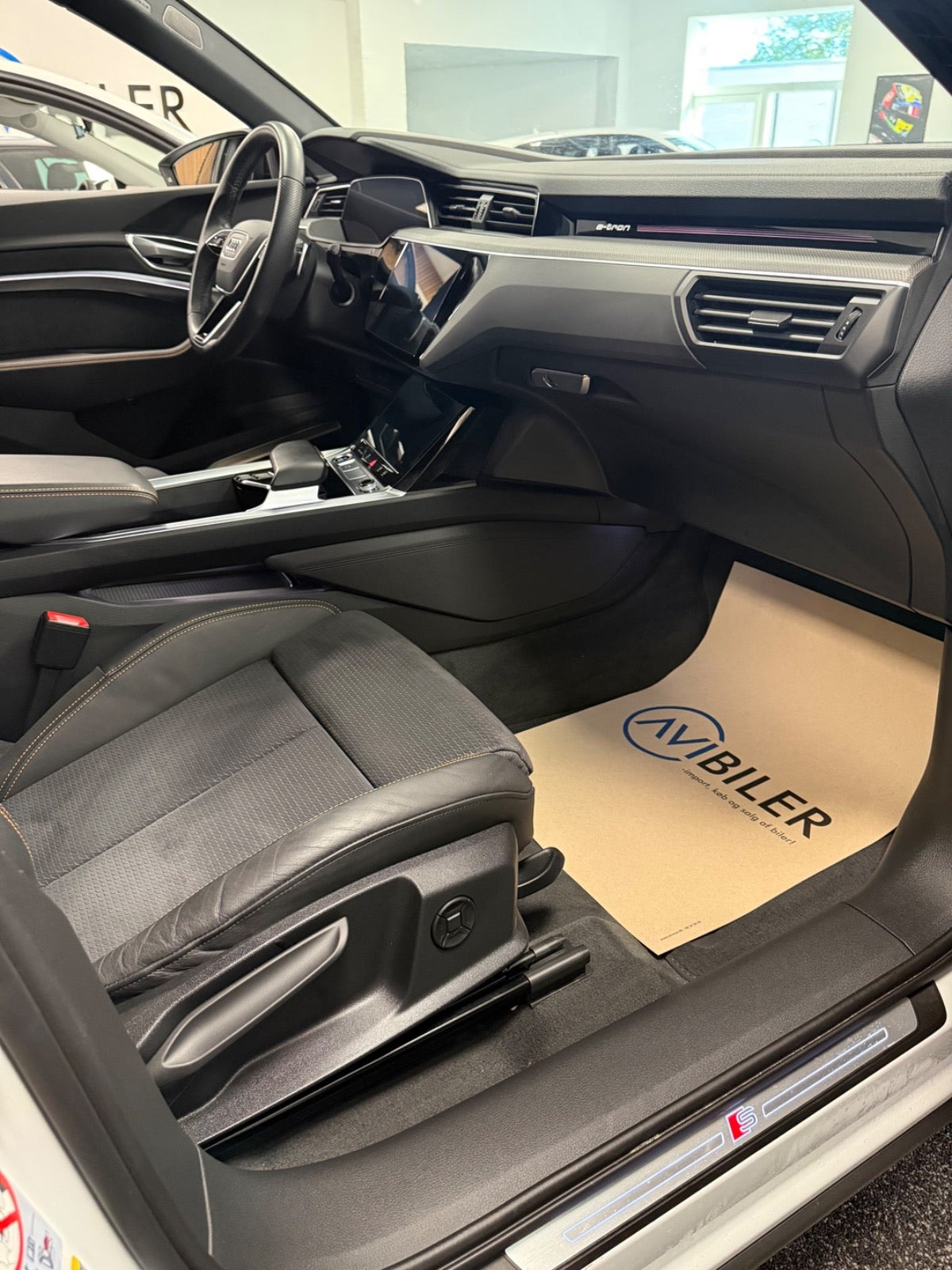 Hvid Audi e-tron fra 2023