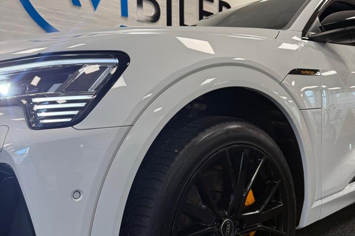 Hvid Audi e-tron fra 2023
