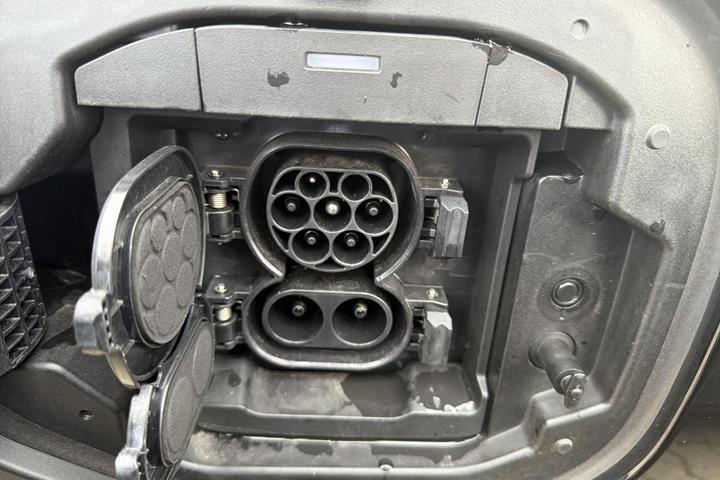 Sort Toyota BZ4X fra 2024