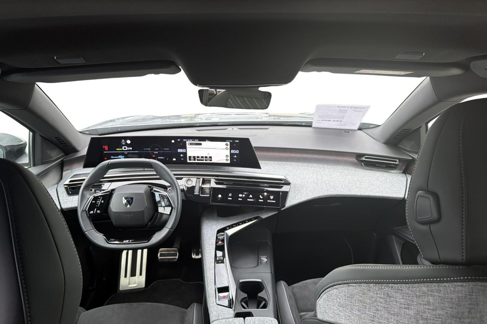 Grå Peugeot e-3008 fra 2025
