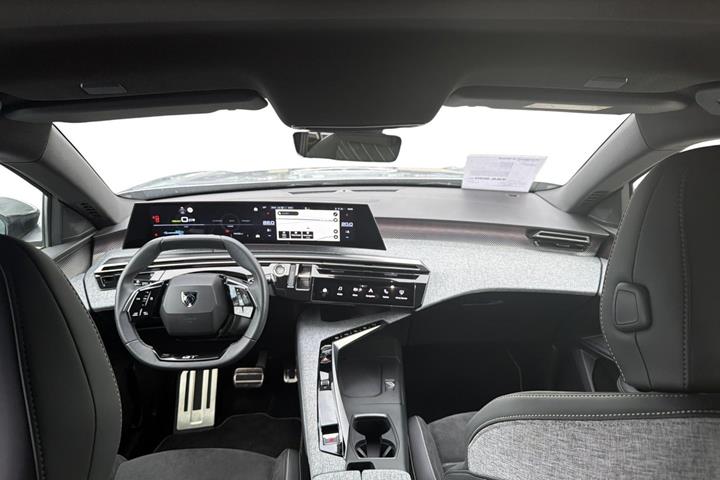 Grå Peugeot e-3008 fra 2025
