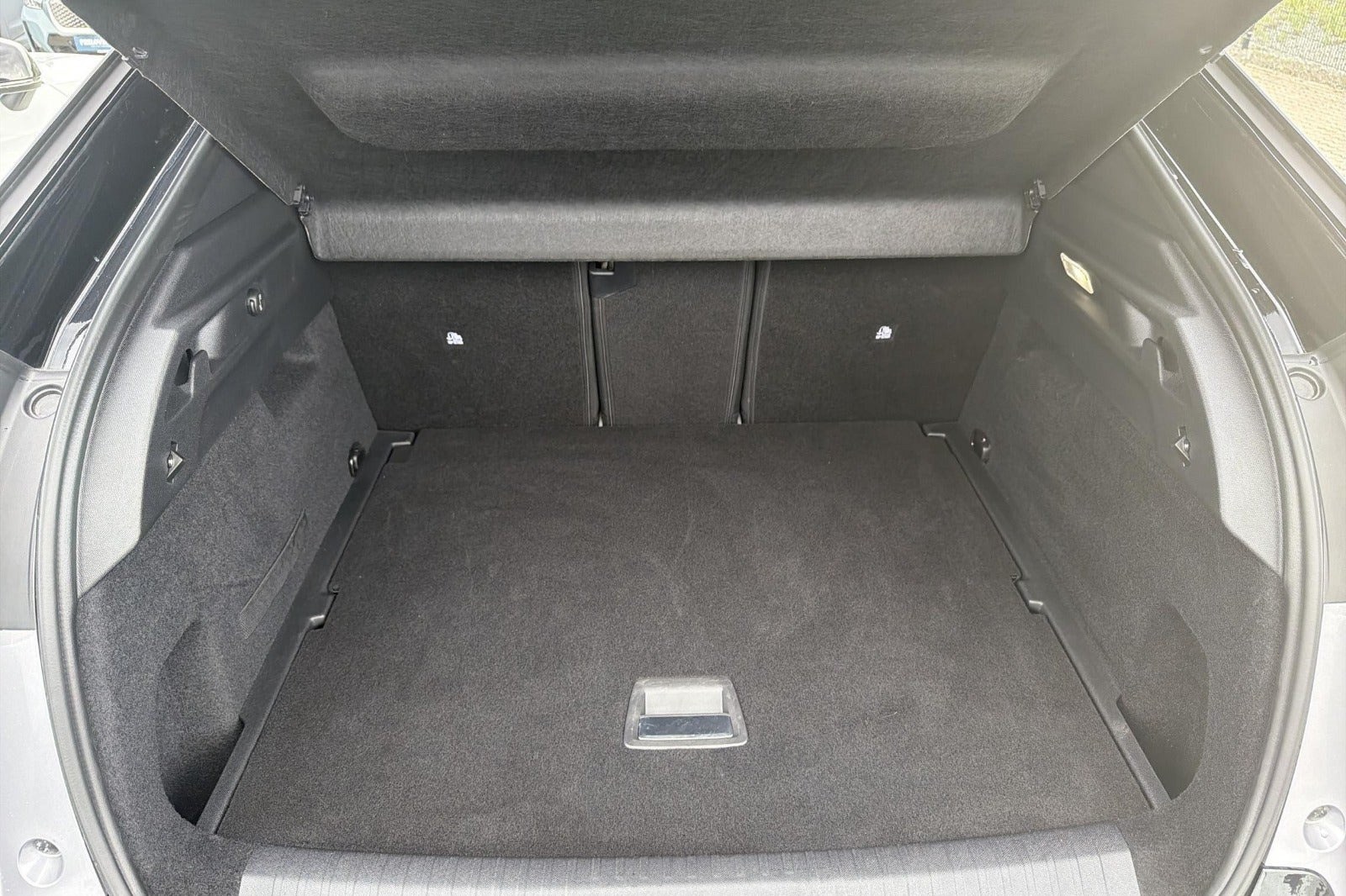 Grå Peugeot e-3008 fra 2025