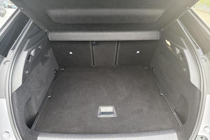 Grå Peugeot e-3008 fra 2025