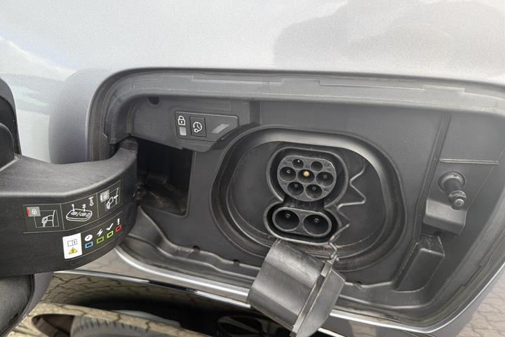 Grå Peugeot e-3008 fra 2025