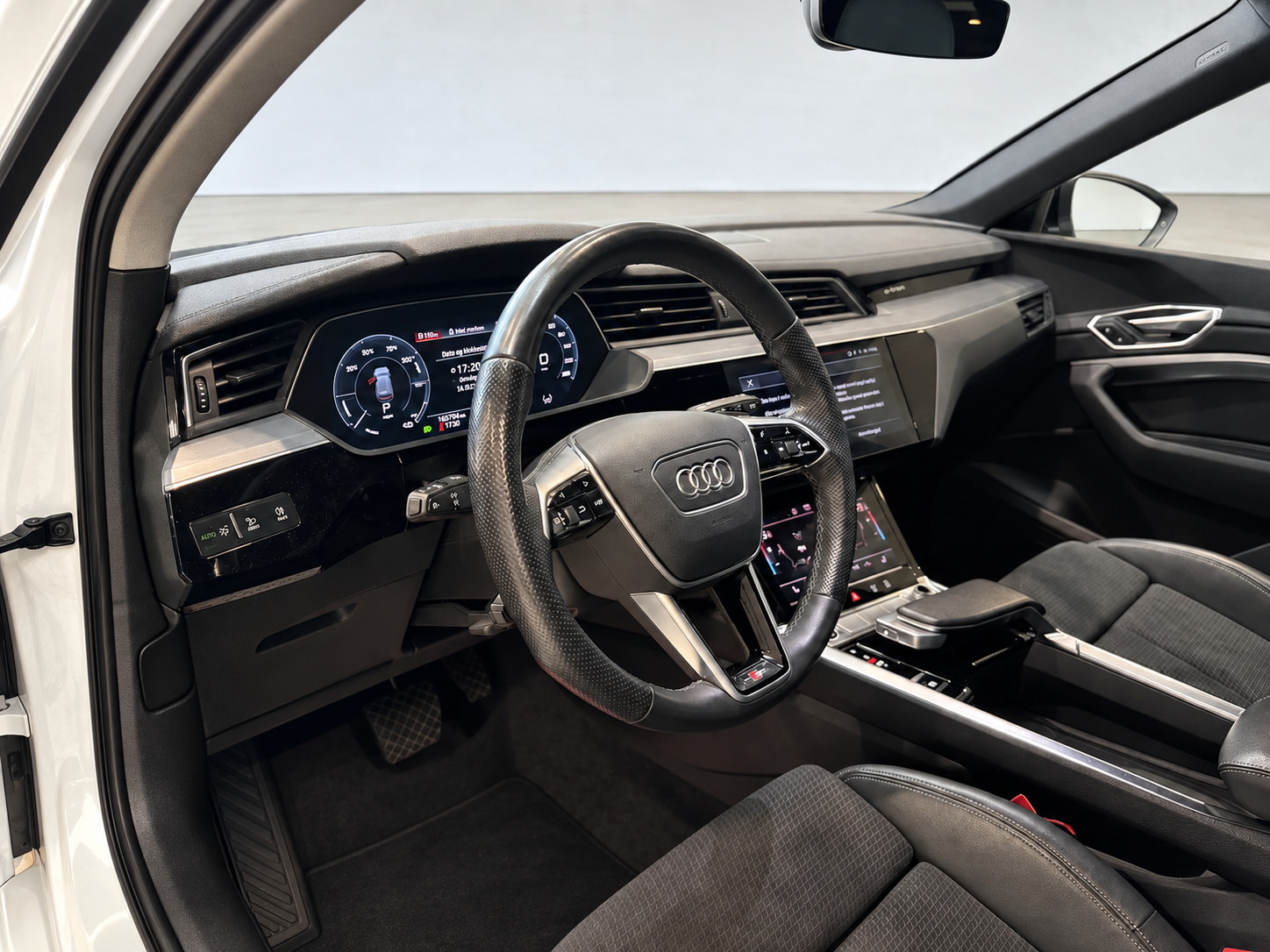 Sort Audi e-tron fra 2023