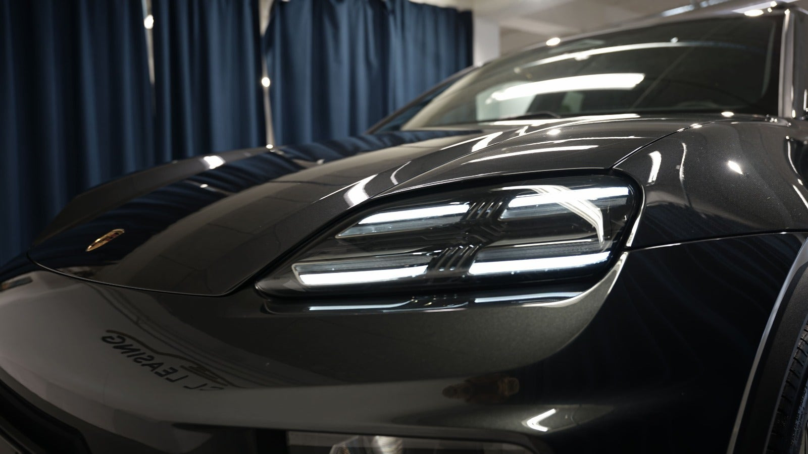 Grå Porsche Macan 4 fra 2024