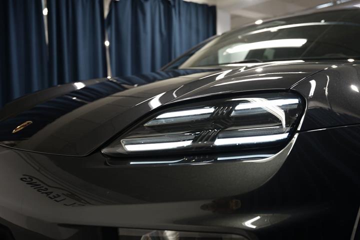 Grå Porsche Macan 4 fra 2024
