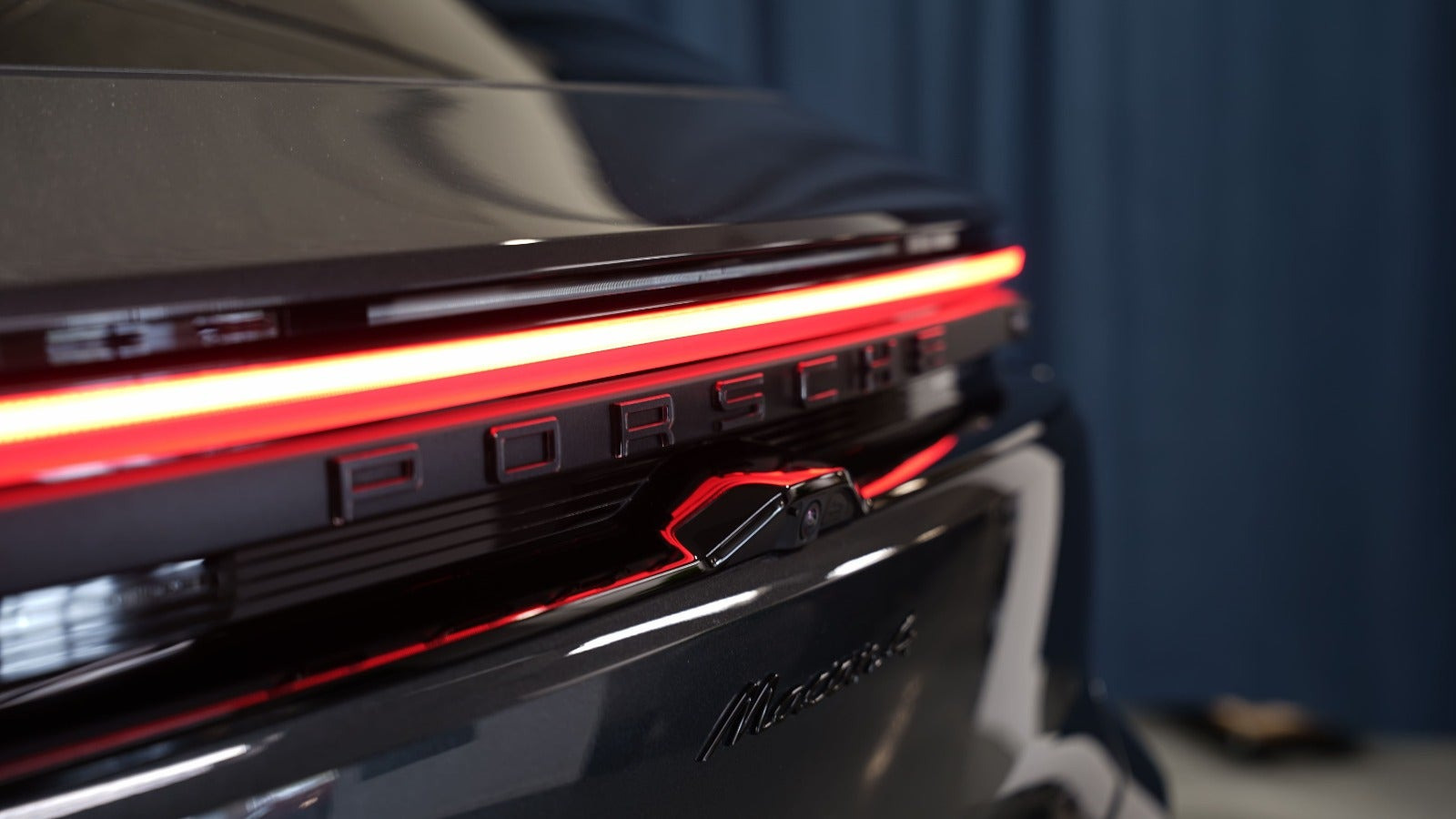 Grå Porsche Macan 4 fra 2024