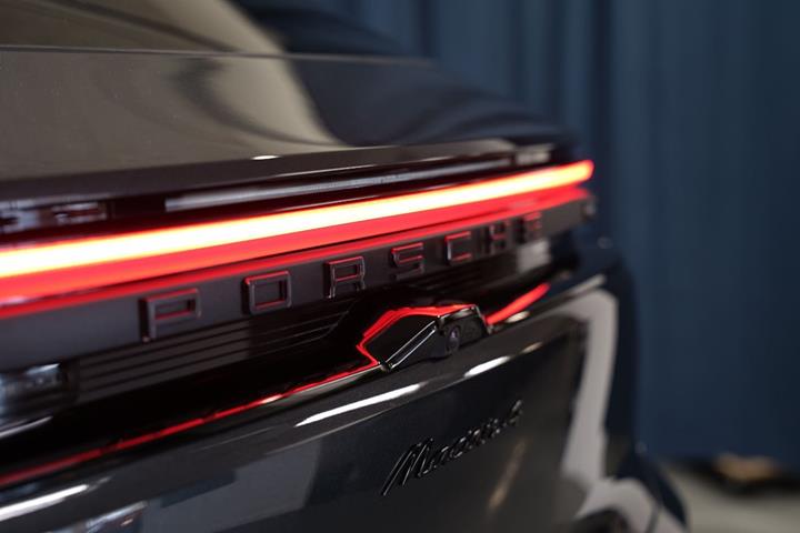 Grå Porsche Macan 4 fra 2024
