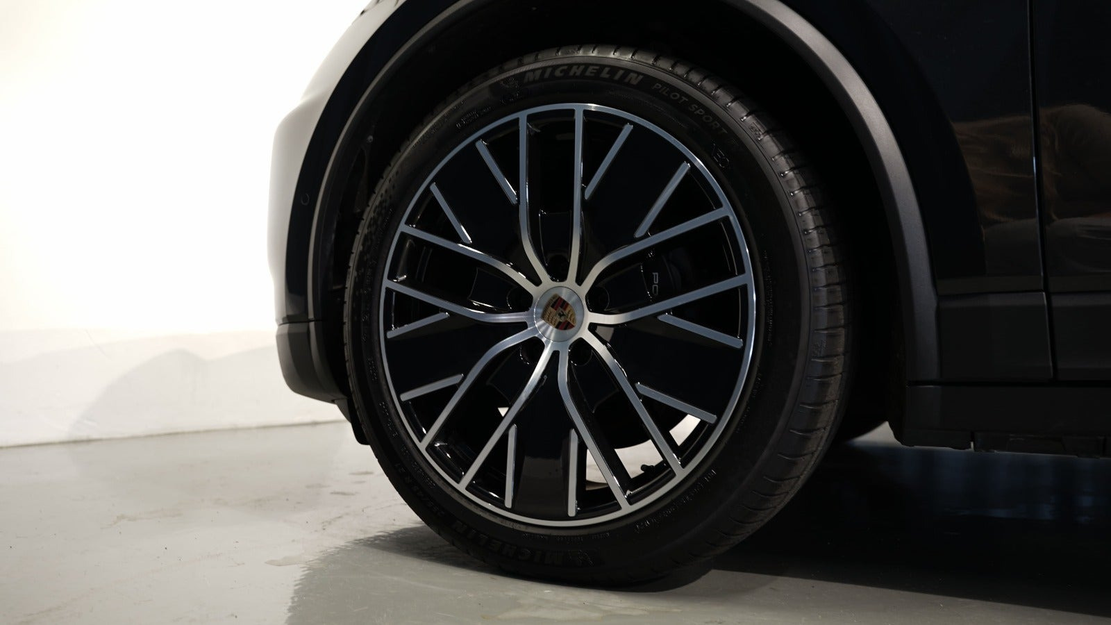 Grå Porsche Macan 4 fra 2024
