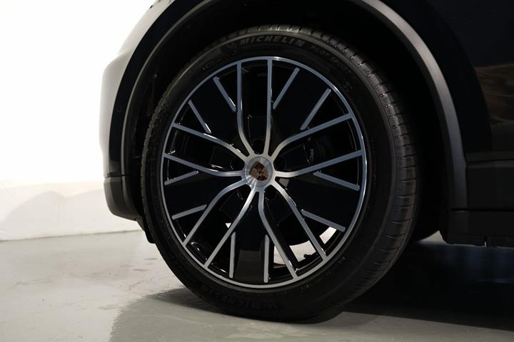 Grå Porsche Macan 4 fra 2024