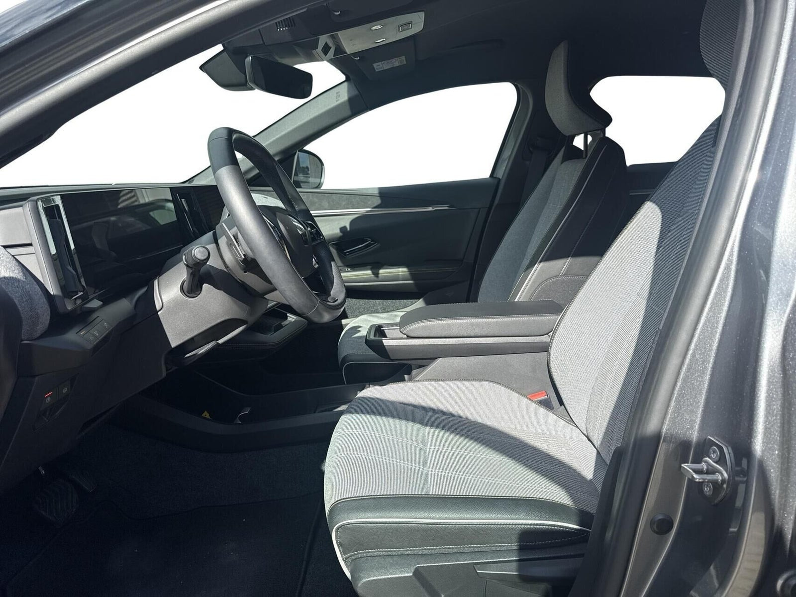 Grå Renault Megane E-Tech fra 2023
