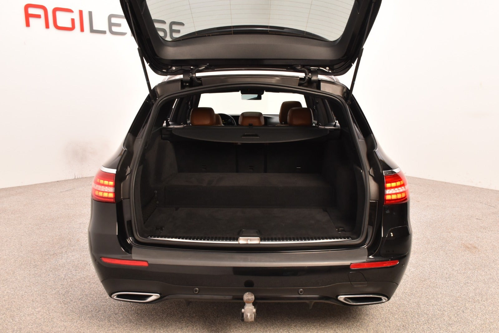 Sort Mercedes E300 de fra 2020