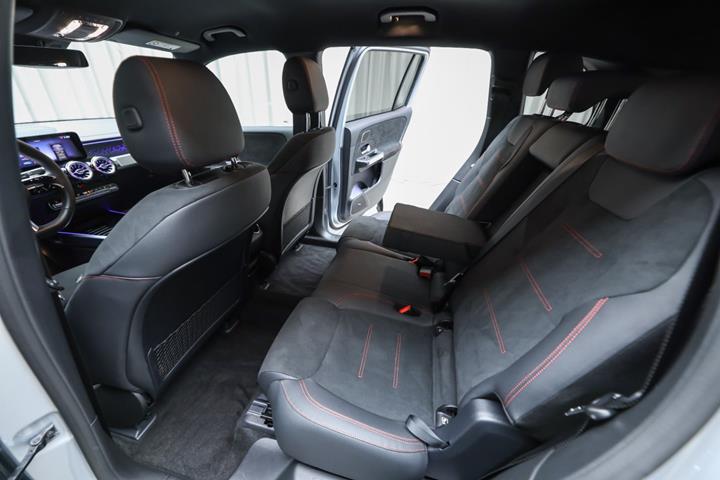 Sølv Mercedes EQB250+ fra 2026
