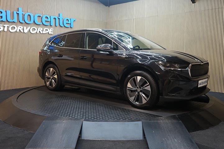 Sort Skoda Enyaq fra 2023 set udefra