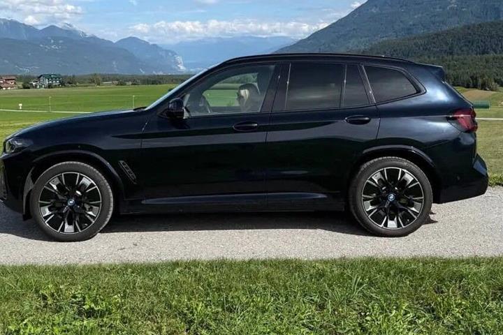 Sort BMW iX3 fra 2024