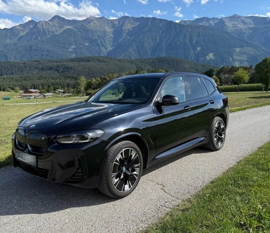 Sort BMW iX3 fra 2024