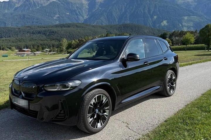 Sort BMW iX3 fra 2024