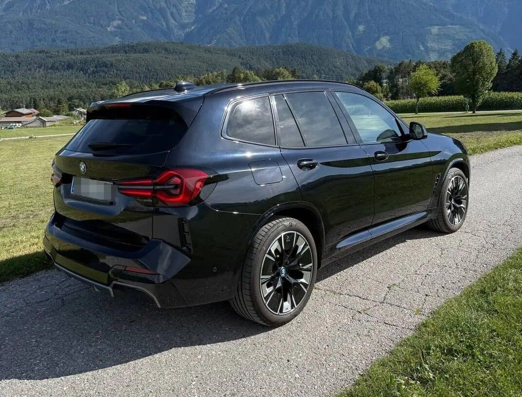 Sort BMW iX3 fra 2024