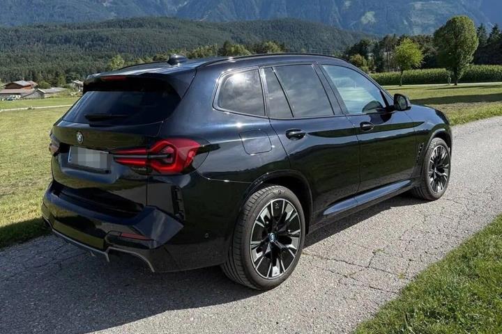 Sort BMW iX3 fra 2024