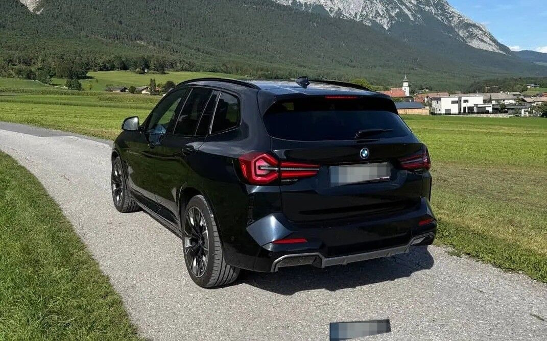 Sort BMW iX3 fra 2024