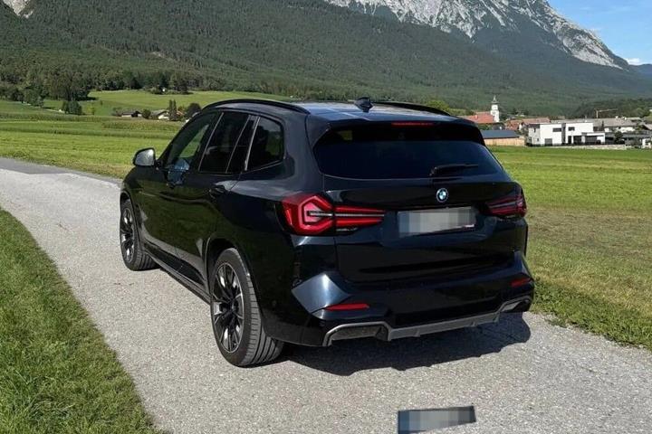 Sort BMW iX3 fra 2024