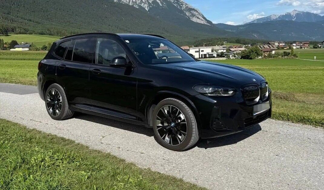 Sort BMW iX3 fra 2024