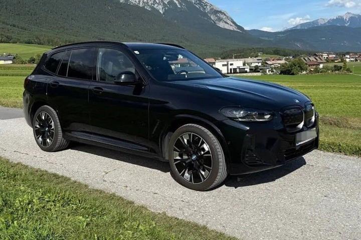 Sort BMW iX3 fra 2024