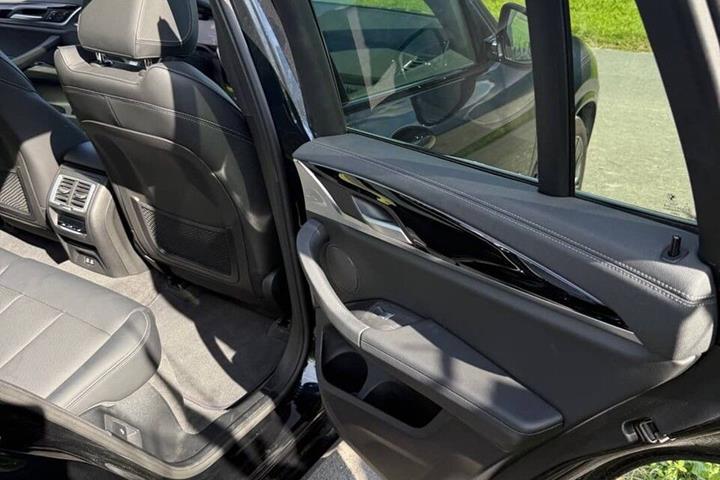 Sort BMW iX3 fra 2024