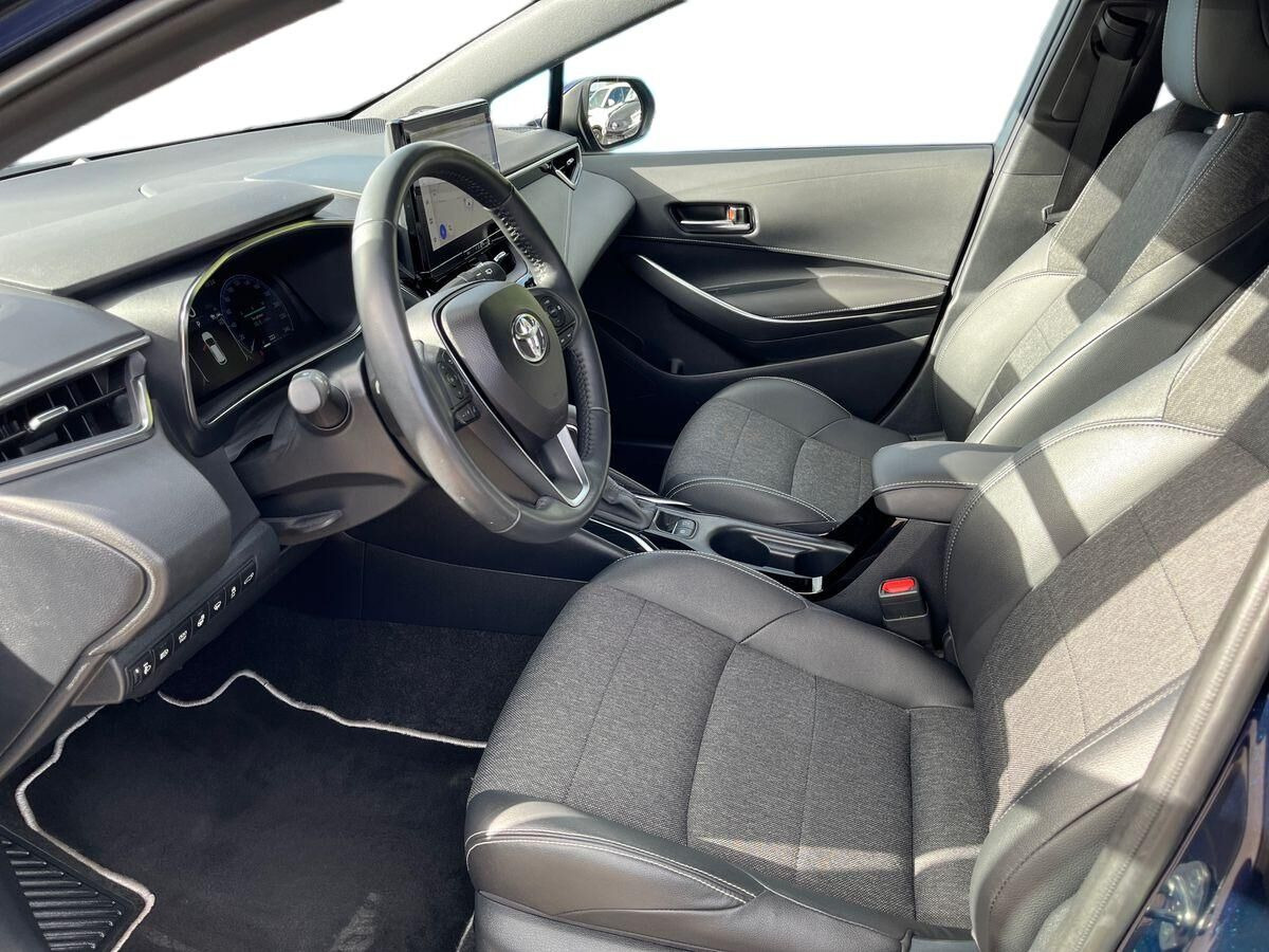 Blå Toyota Corolla fra 2024