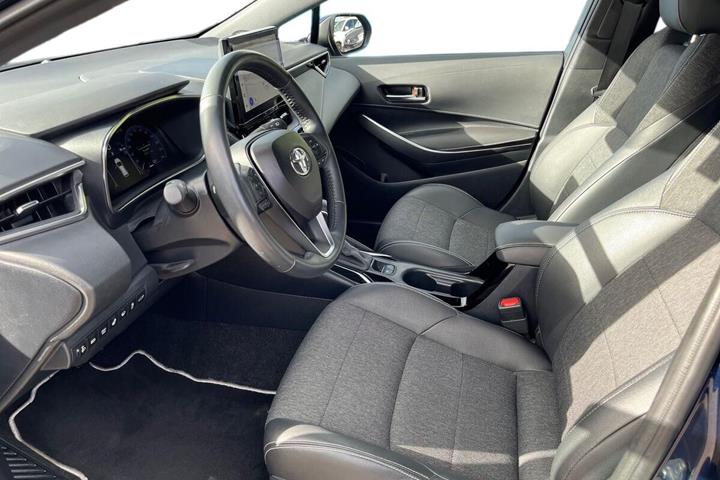 Blå Toyota Corolla fra 2024