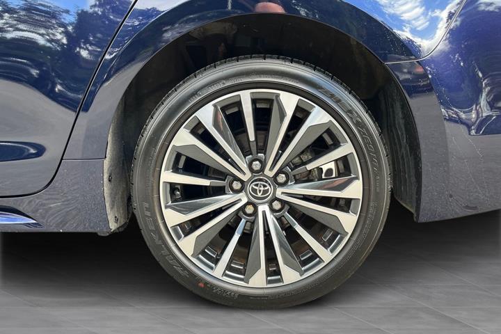 Blå Toyota Corolla fra 2024