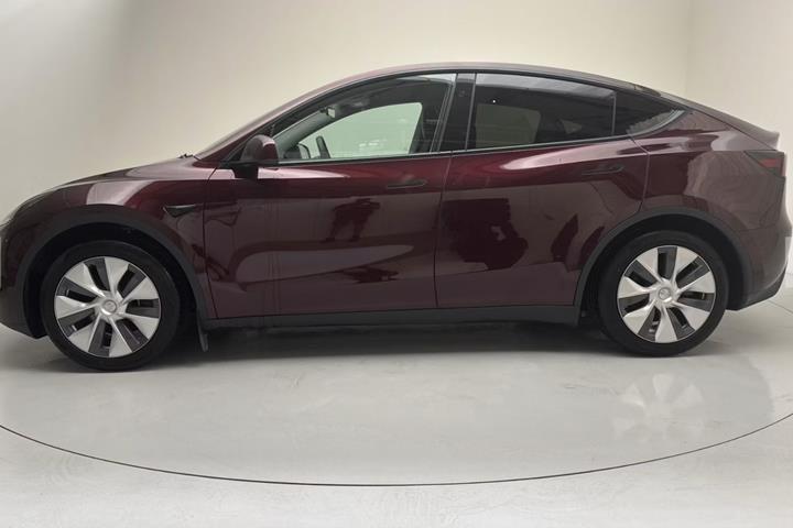 Rød Tesla Model Y fra 2024