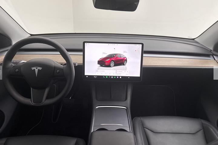 Rød Tesla Model Y fra 2024
