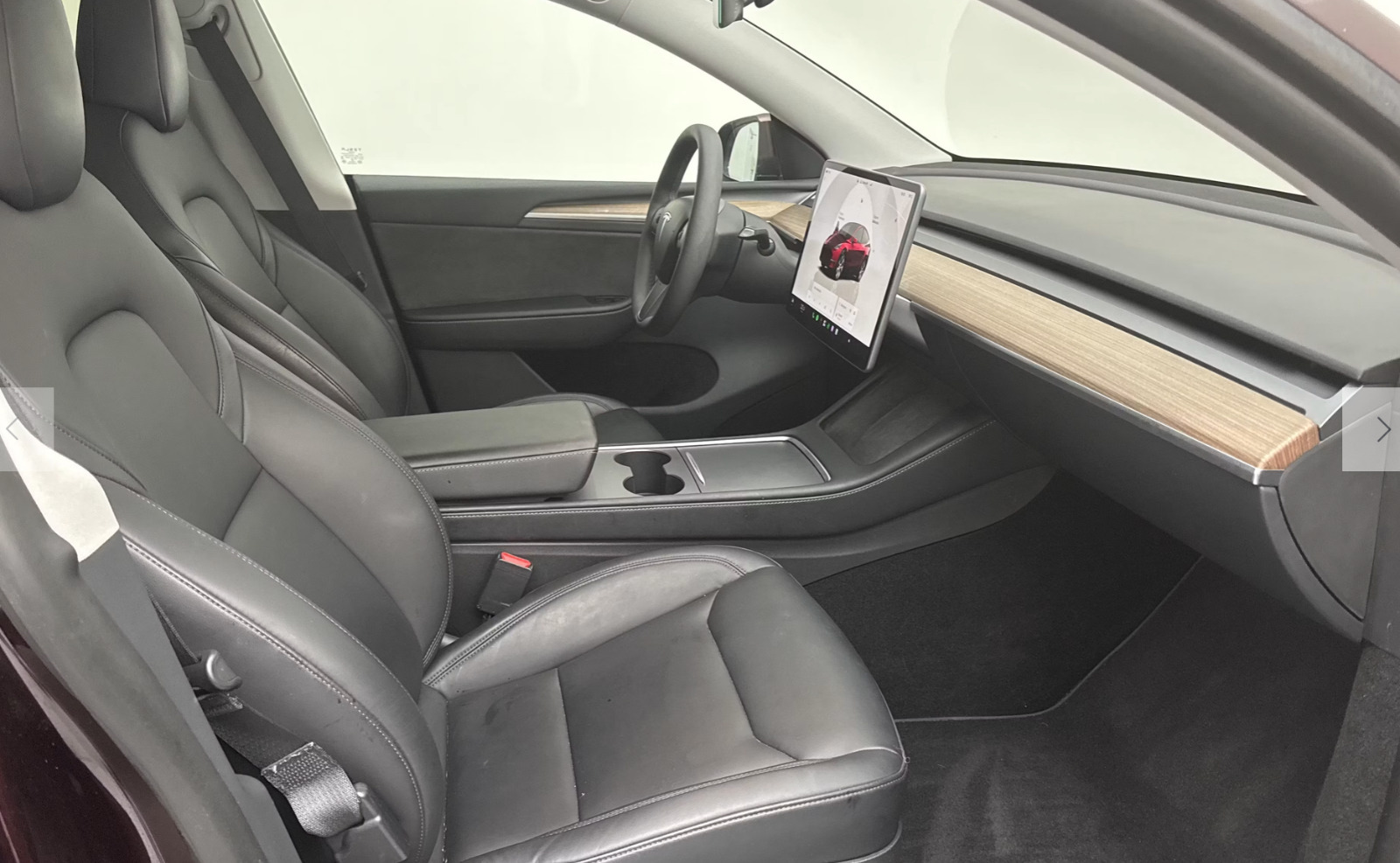 Rød Tesla Model Y fra 2024