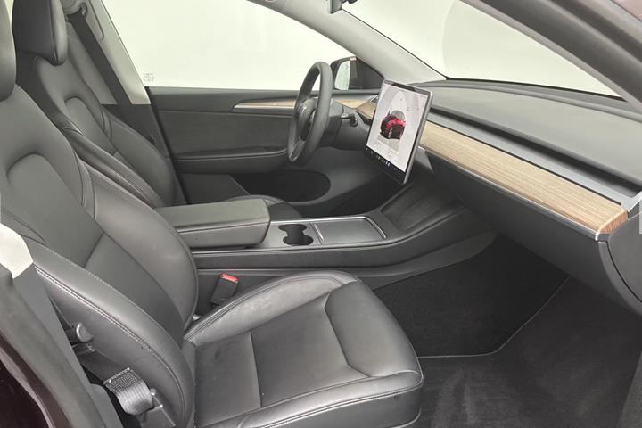 Rød Tesla Model Y fra 2024
