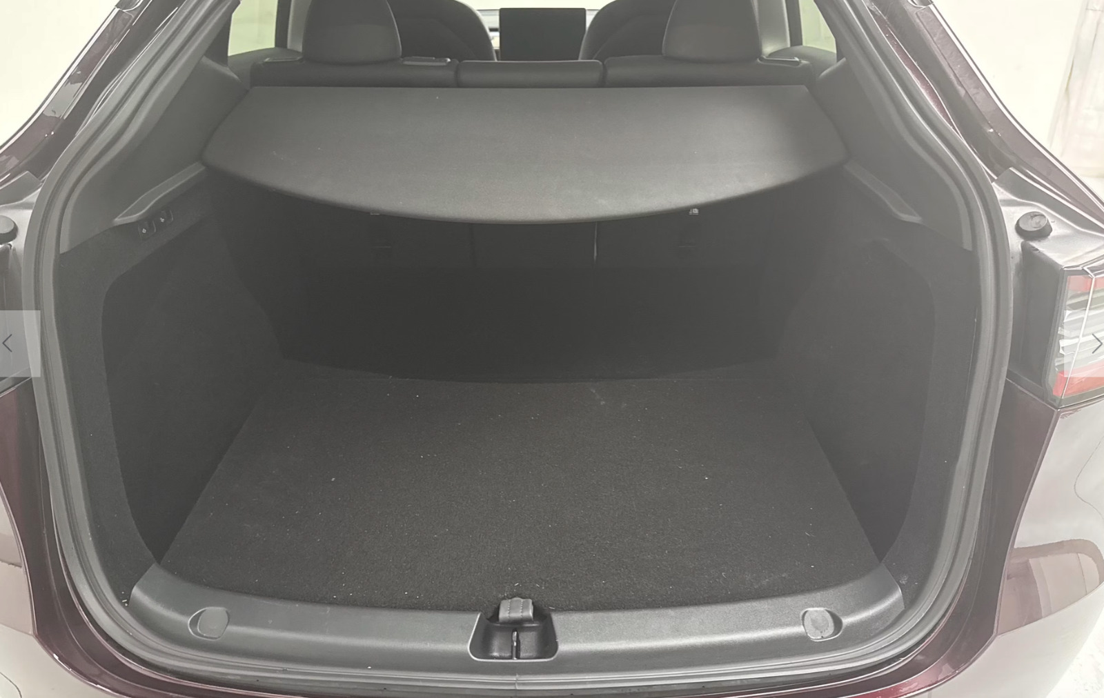 Rød Tesla Model Y fra 2024