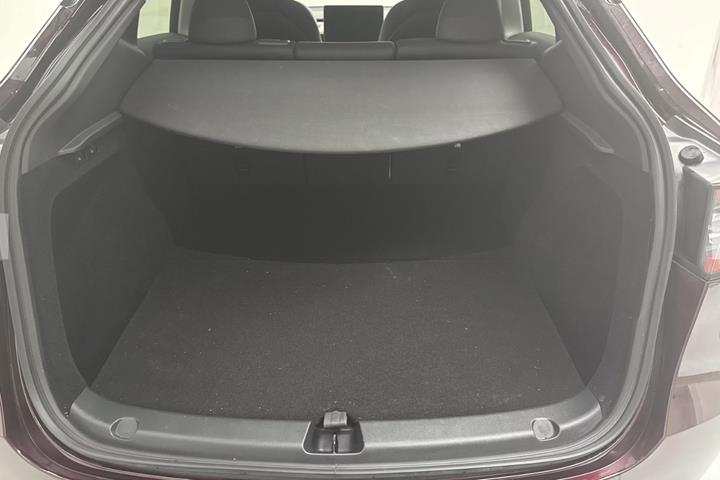 Rød Tesla Model Y fra 2024