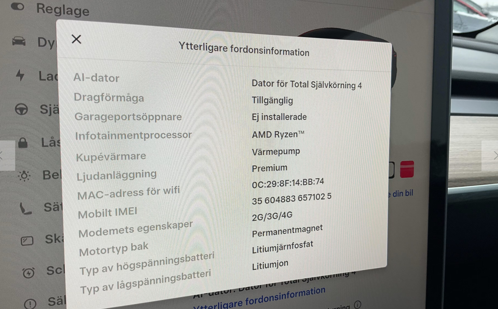 Rød Tesla Model Y fra 2024