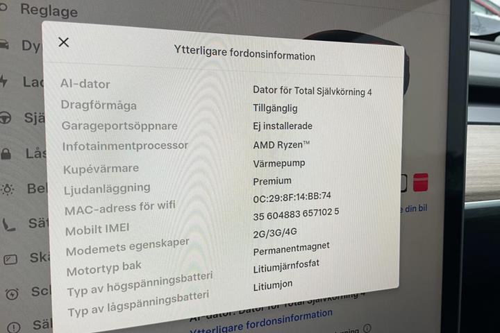 Rød Tesla Model Y fra 2024