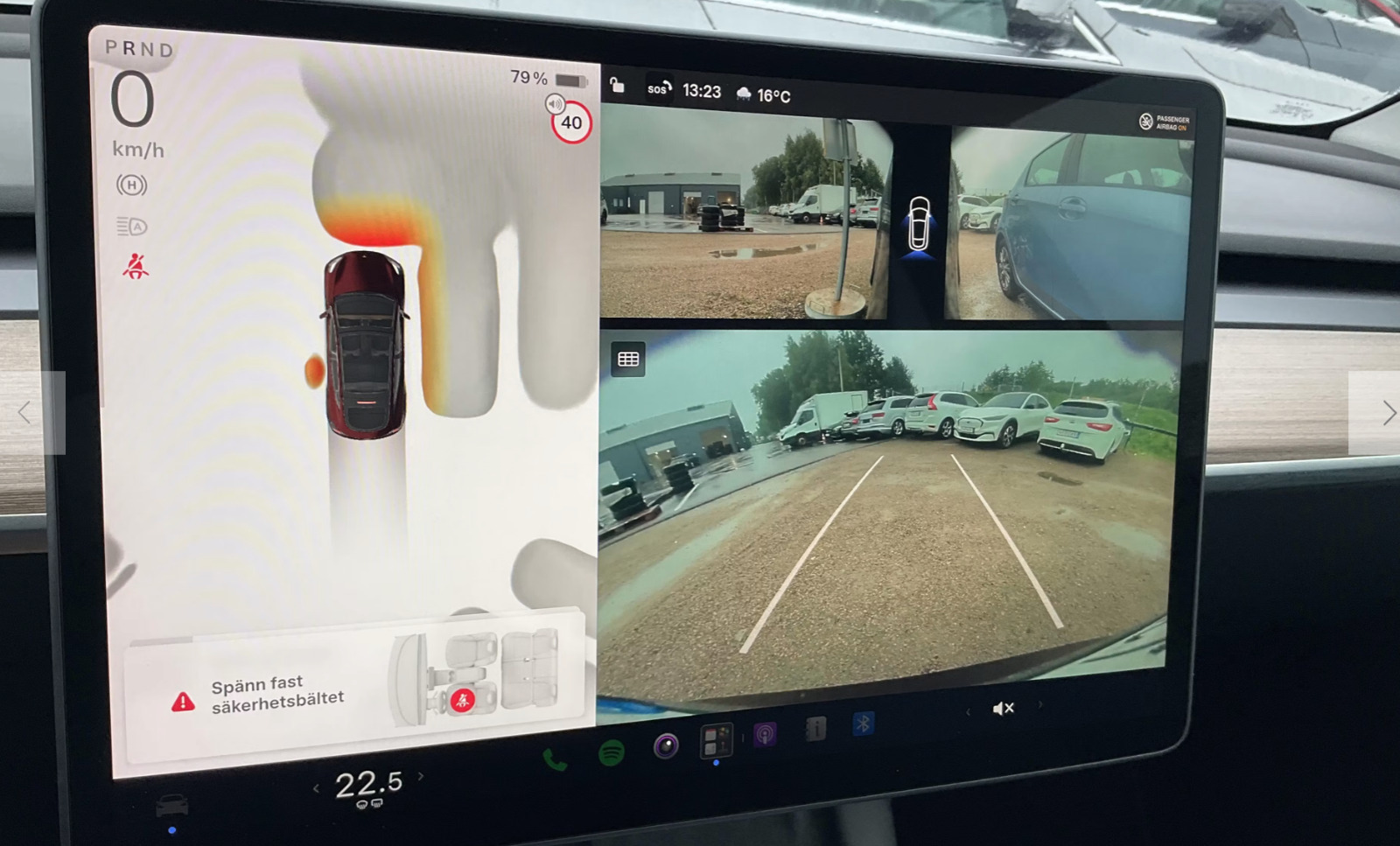 Rød Tesla Model Y fra 2024