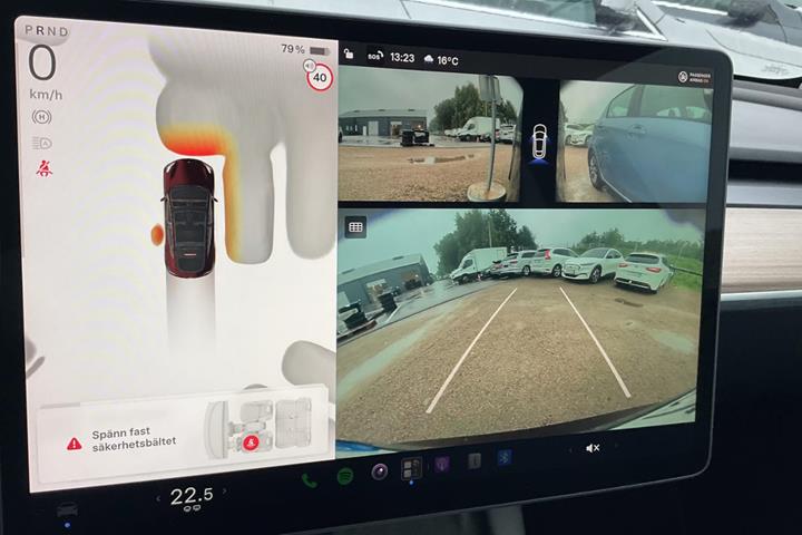 Rød Tesla Model Y fra 2024