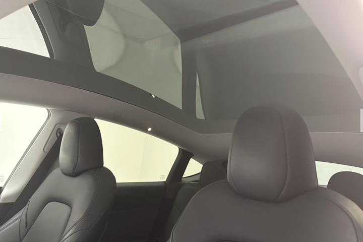 Rød Tesla Model Y fra 2024