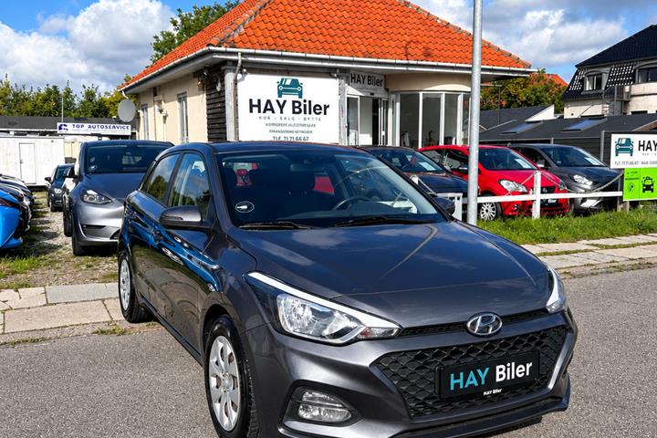 Grå Hyundai i20 fra 2020